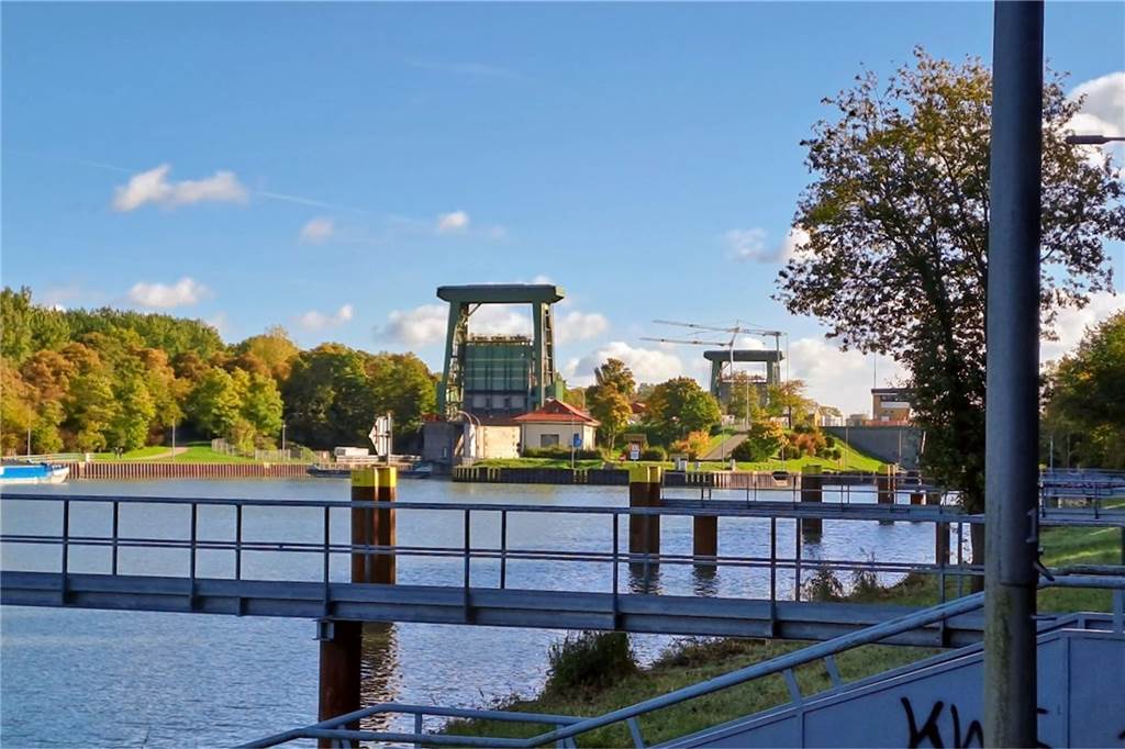 Ina Surma (25) leitet millionenschweren Umbau der Schleuse Die große Schleuse wird derzeit saniert. Der Schiffsverkehr läuft nun ausschließlich über die kleine Schleusenkammer.
