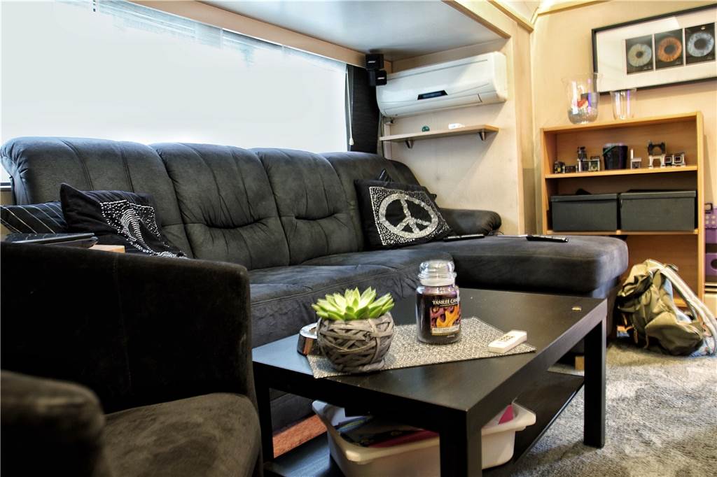 Schausteller auf Deutschland-Tour – So wohnt John Wiegands Familie bei Simjü Die große schwarze Couch ist der Hingucker im Wohnzimmer.