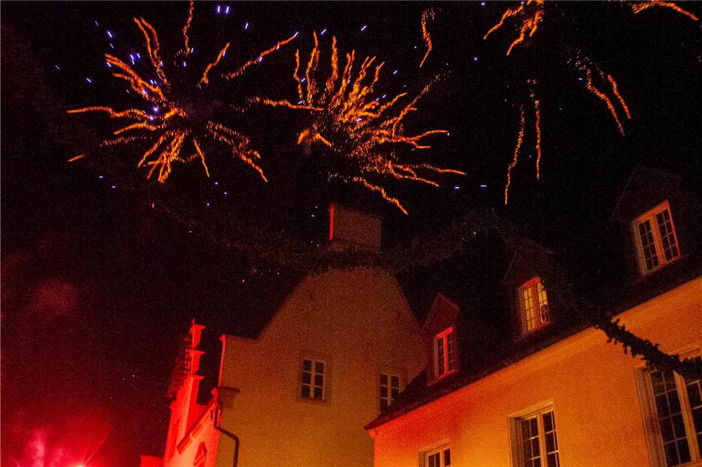 Die große Silvesterparty im Café Zental: Nach dem fröhlichen Feiern bestaunten die Gäste das eindrucksvolle Feuerwerk in der Stadt. Danach wurde noch bis in den frühen Morgenstunden gefeiert.