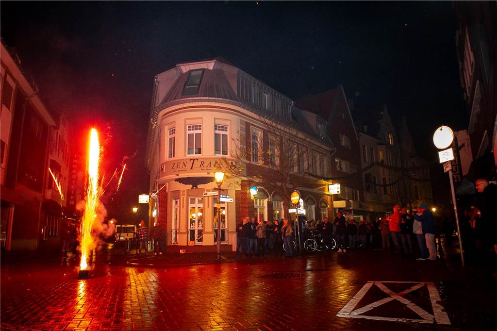 Die große Silvesterparty im Café Zental: Nach dem fröhlichen Feiern bestaunten die Gäste das eindrucksvolle Feuerwerk in der Stadt. Danach wurde noch bis in den frühen Morgenstunden gefeiert.