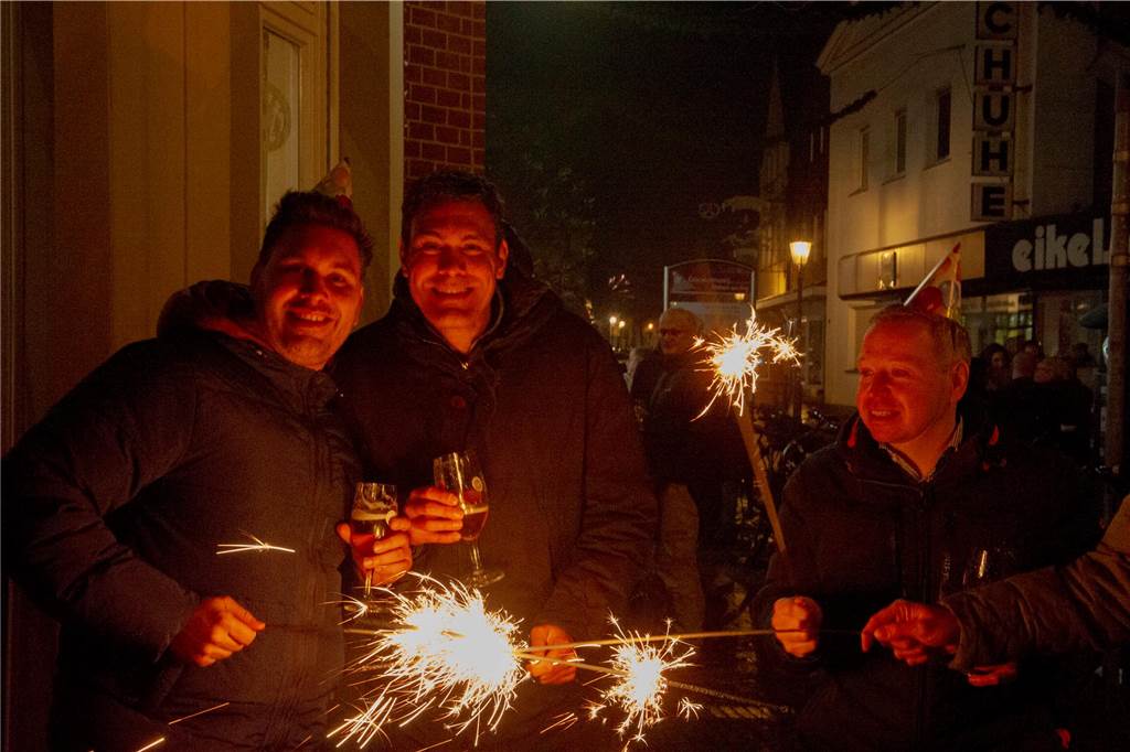 Die große Silvesterparty im Café Zental: Nach dem fröhlichen Feiern bestaunten die Gäste das eindrucksvolle Feuerwerk in der Stadt. Danach wurde noch bis in den frühen Morgenstunden gefeiert.