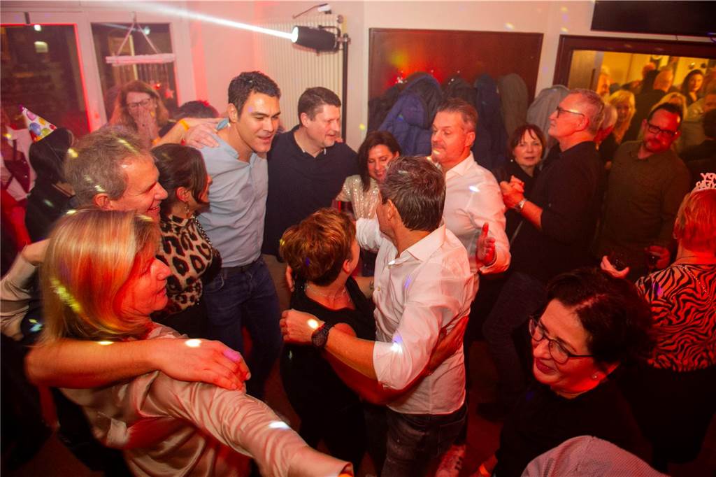 Die große Silvesterparty im Café Zental: Nach dem fröhlichen Feiern bestaunten die Gäste das eindrucksvolle Feuerwerk in der Stadt. Danach wurde noch bis in den frühen Morgenstunden gefeiert.