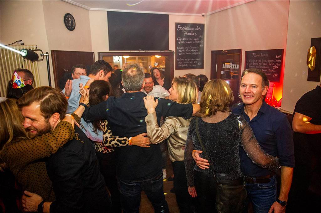 Die große Silvesterparty im Café Zental: Nach dem fröhlichen Feiern bestaunten die Gäste das eindrucksvolle Feuerwerk in der Stadt. Danach wurde noch bis in den frühen Morgenstunden gefeiert.