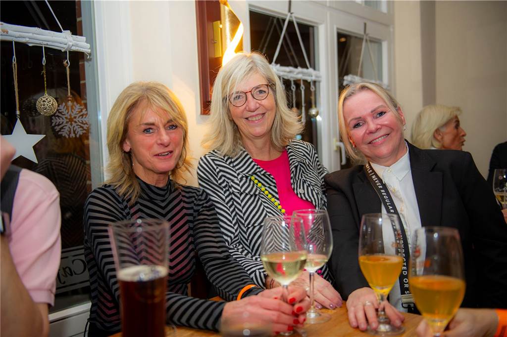 Die große Silvesterparty im Café Zental: Nach dem fröhlichen Feiern bestaunten die Gäste das eindrucksvolle Feuerwerk in der Stadt. Danach wurde noch bis in den frühen Morgenstunden gefeiert.