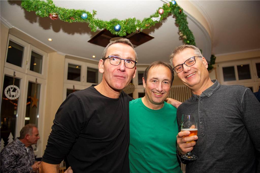 Die große Silvesterparty im Café Zental: Nach dem fröhlichen Feiern bestaunten die Gäste das eindrucksvolle Feuerwerk in der Stadt. Danach wurde noch bis in den frühen Morgenstunden gefeiert.