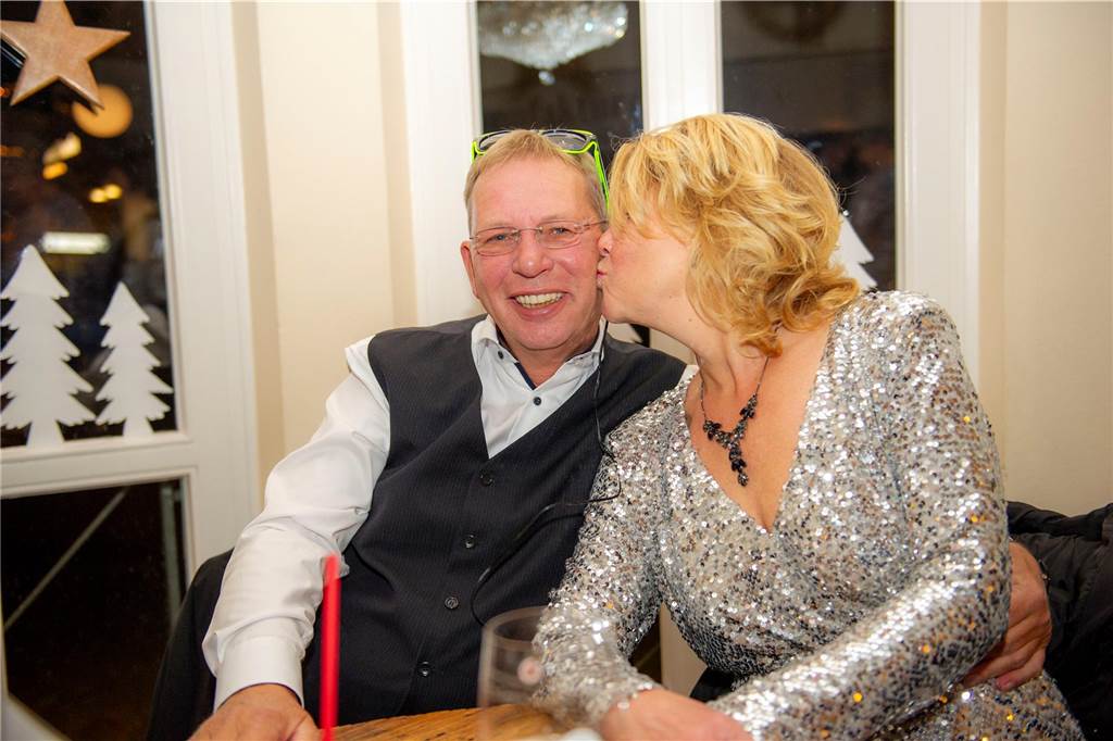 Die große Silvesterparty im Café Zental: Nach dem fröhlichen Feiern bestaunten die Gäste das eindrucksvolle Feuerwerk in der Stadt. Danach wurde noch bis in den frühen Morgenstunden gefeiert.