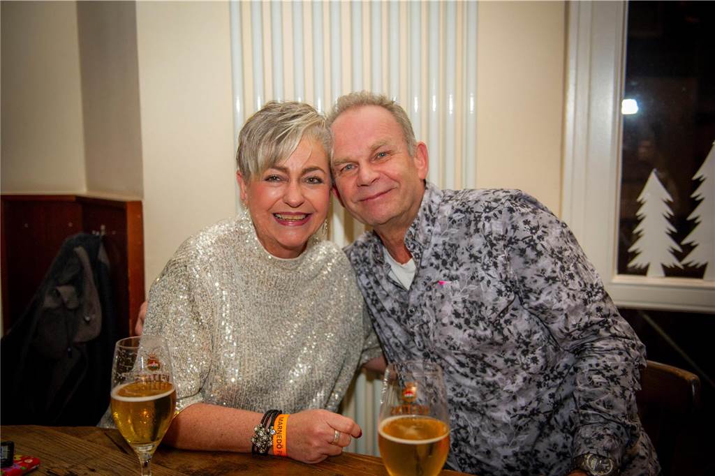 Die große Silvesterparty im Café Zental: Nach dem fröhlichen Feiern bestaunten die Gäste das eindrucksvolle Feuerwerk in der Stadt. Danach wurde noch bis in den frühen Morgenstunden gefeiert.