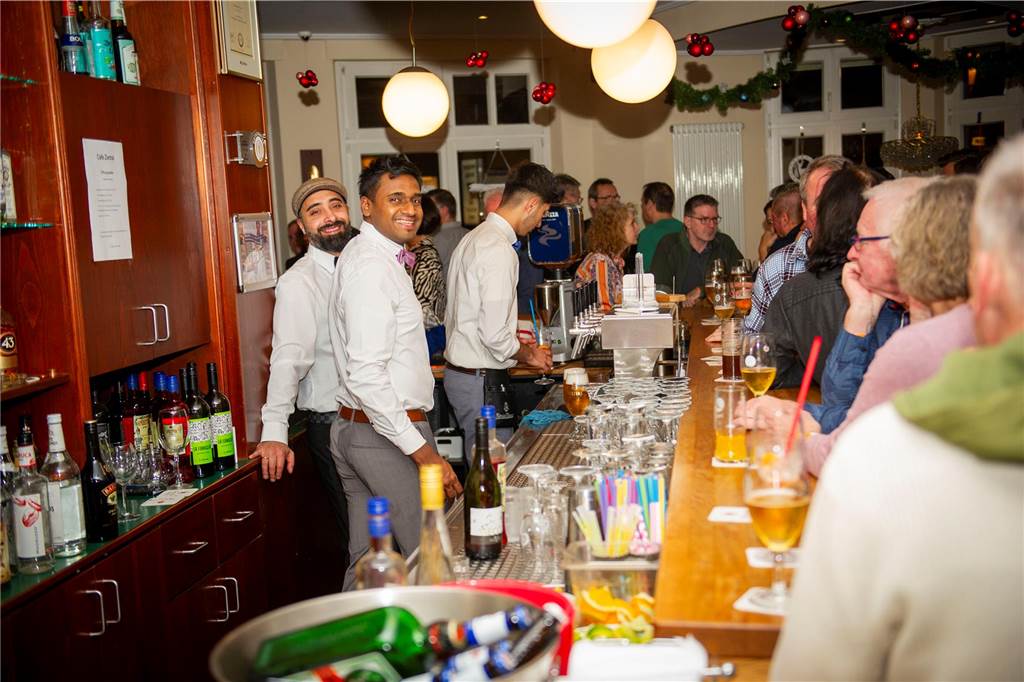 Die große Silvesterparty im Café Zental: Nach dem fröhlichen Feiern bestaunten die Gäste das eindrucksvolle Feuerwerk in der Stadt. Danach wurde noch bis in den frühen Morgenstunden gefeiert.
