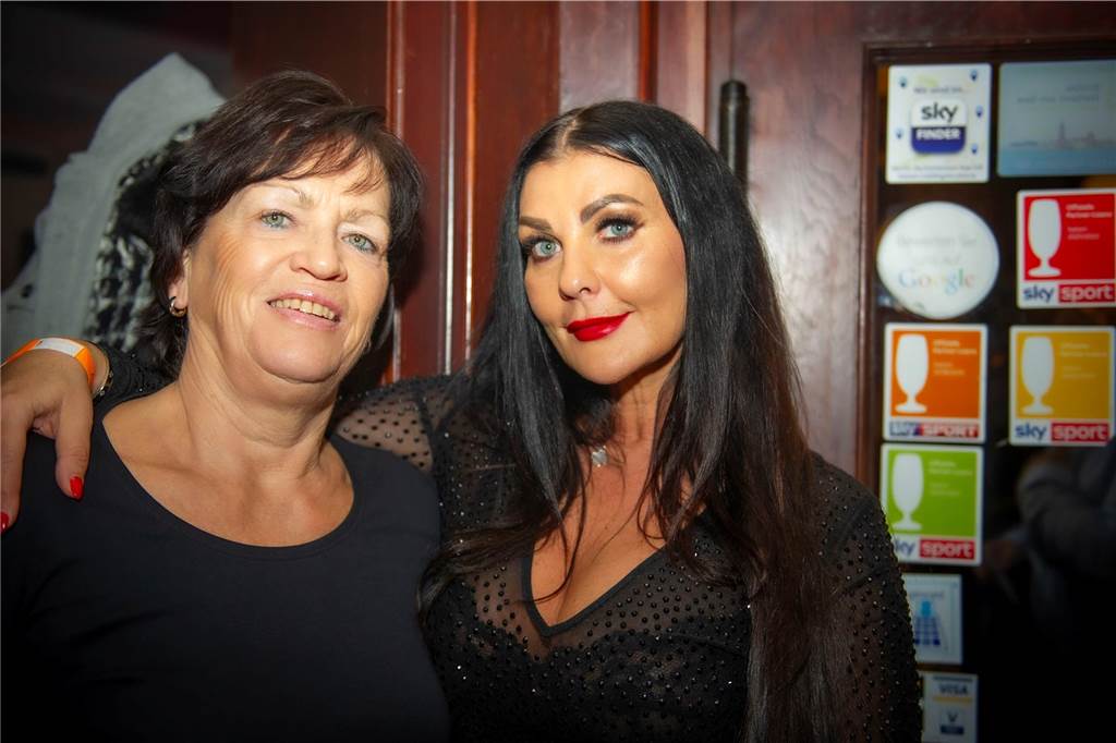 Die große Silvesterparty im Café Zental: Nach dem fröhlichen Feiern bestaunten die Gäste das eindrucksvolle Feuerwerk in der Stadt. Danach wurde noch bis in den frühen Morgenstunden gefeiert.