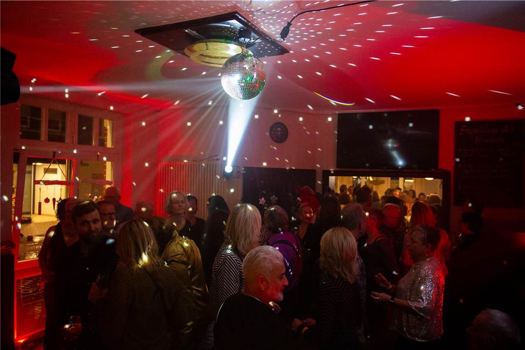 Die große Silvesterparty im Café Zental: Nach dem fröhlichen Feiern bestaunten die Gäste das eindrucksvolle Feuerwerk in der Stadt. Danach wurde noch bis in den frühen Morgenstunden gefeiert.
