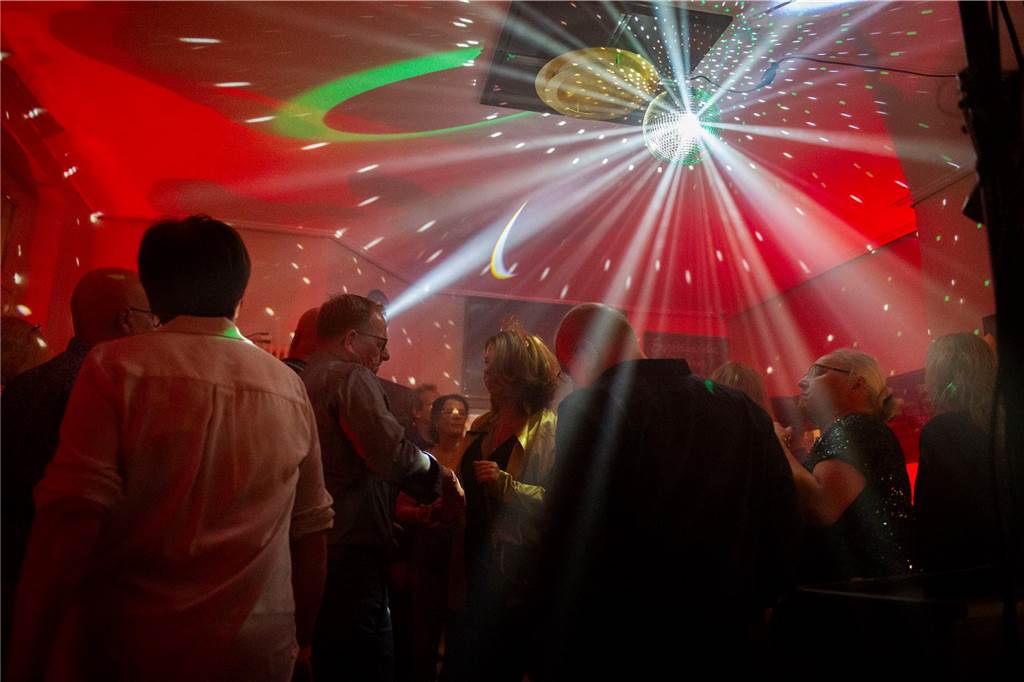 Die große Silvesterparty im Café Zental: Nach dem fröhlichen Feiern bestaunten die Gäste das eindrucksvolle Feuerwerk in der Stadt. Danach wurde noch bis in den frühen Morgenstunden gefeiert.