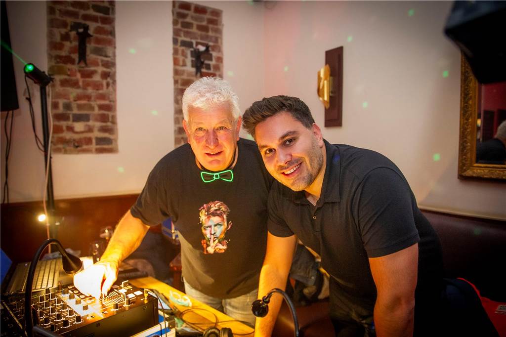 Die große Silvesterparty im Café Zental: Nach dem fröhlichen Feiern bestaunten die Gäste das eindrucksvolle Feuerwerk in der Stadt. Danach wurde noch bis in den frühen Morgenstunden gefeiert.