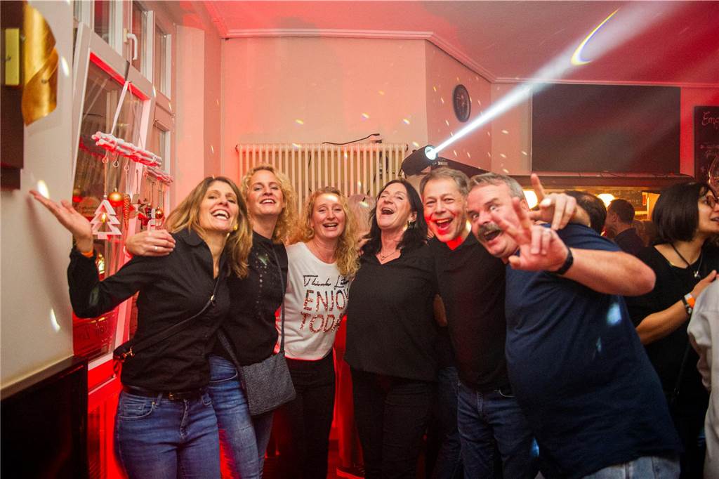 Die große Silvesterparty im Café Zental: Nach dem fröhlichen Feiern bestaunten die Gäste das eindrucksvolle Feuerwerk in der Stadt. Danach wurde noch bis in den frühen Morgenstunden gefeiert.