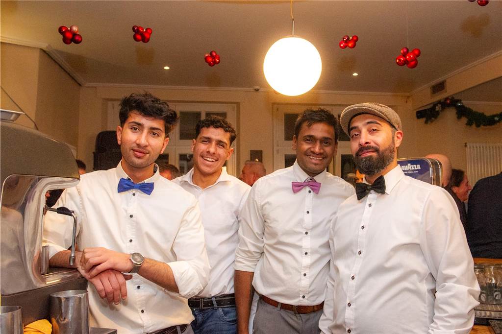 Die große Silvesterparty im Café Zental: Nach dem fröhlichen Feiern bestaunten die Gäste das eindrucksvolle Feuerwerk in der Stadt. Danach wurde noch bis in den frühen Morgenstunden gefeiert.