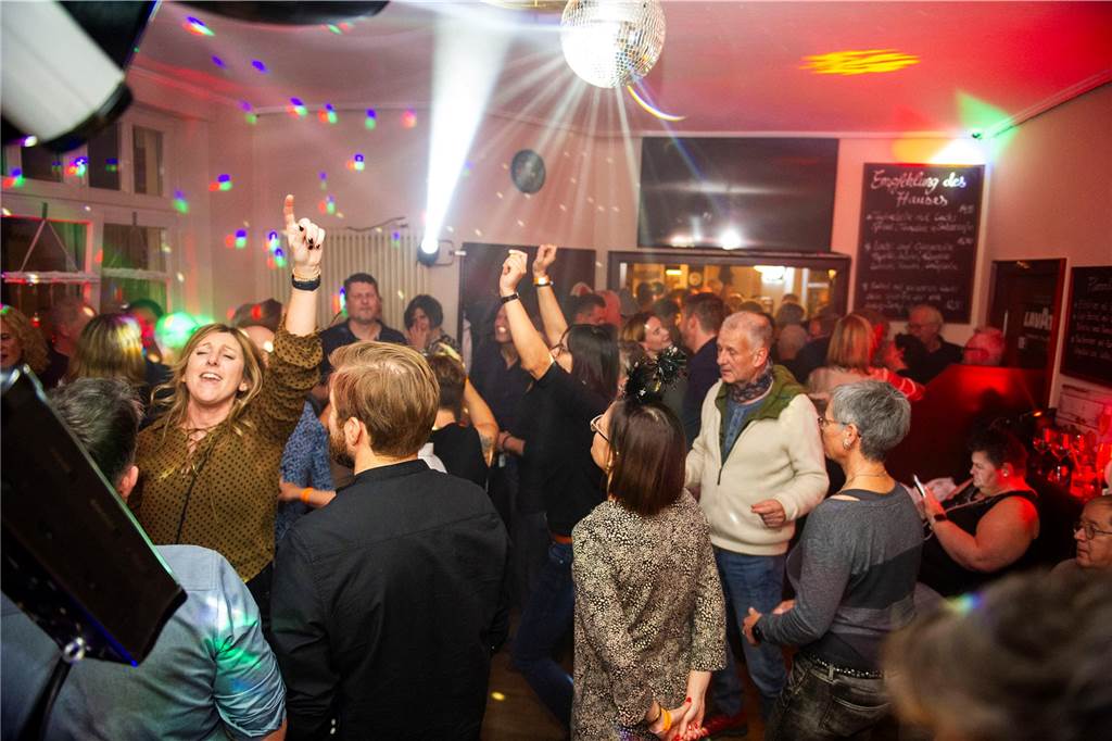 Die große Silvesterparty im Café Zental: Nach dem fröhlichen Feiern bestaunten die Gäste das eindrucksvolle Feuerwerk in der Stadt. Danach wurde noch bis in den frühen Morgenstunden gefeiert.