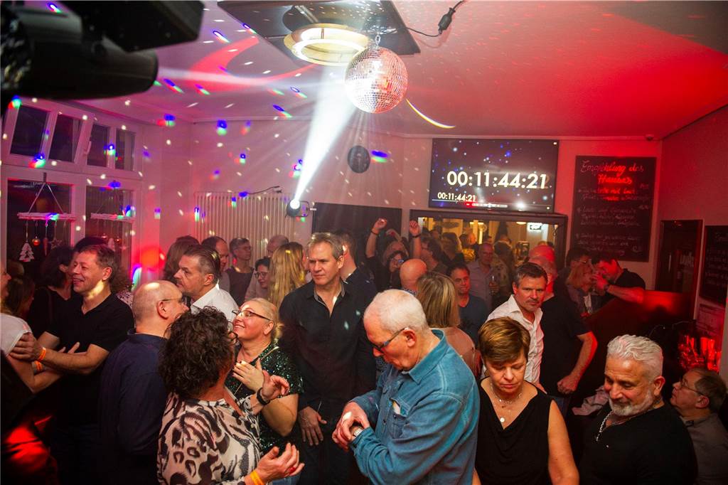 Die große Silvesterparty im Café Zental: Nach dem fröhlichen Feiern bestaunten die Gäste das eindrucksvolle Feuerwerk in der Stadt. Danach wurde noch bis in den frühen Morgenstunden gefeiert.
