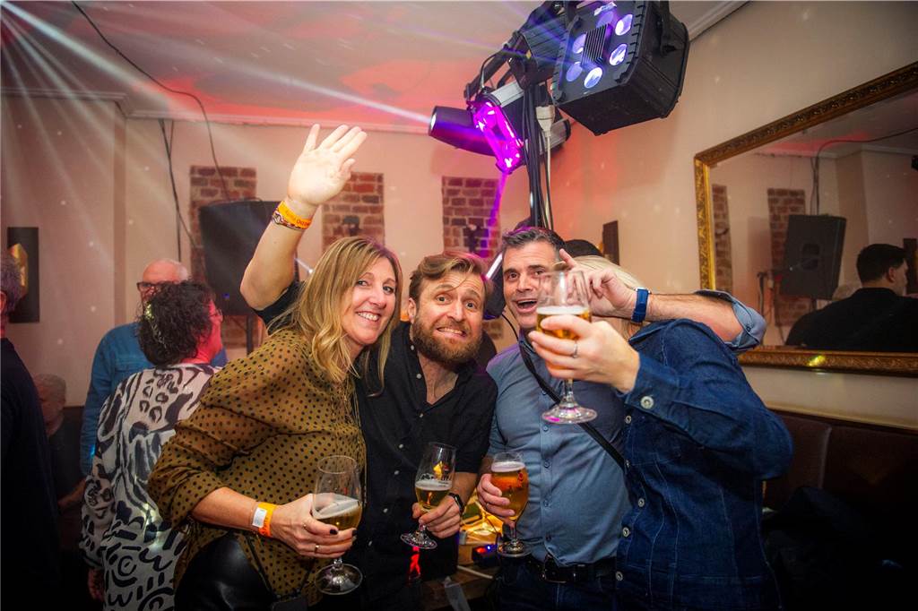 Die große Silvesterparty im Café Zental: Nach dem fröhlichen Feiern bestaunten die Gäste das eindrucksvolle Feuerwerk in der Stadt. Danach wurde noch bis in den frühen Morgenstunden gefeiert.