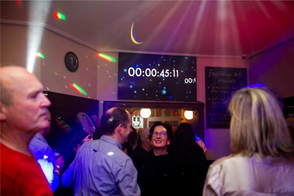 Die große Silvesterparty im Café Zental: Nach dem fröhlichen Feiern bestaunten die Gäste das eindrucksvolle Feuerwerk in der Stadt. Danach wurde noch bis in den frühen Morgenstunden gefeiert.