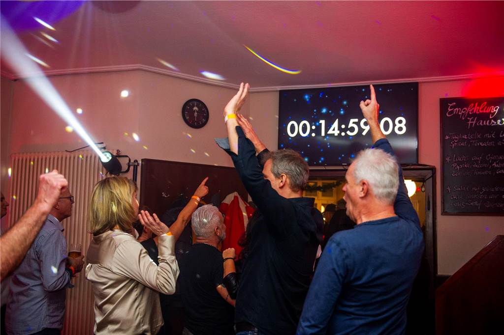 Die große Silvesterparty im Café Zental: Nach dem fröhlichen Feiern bestaunten die Gäste das eindrucksvolle Feuerwerk in der Stadt. Danach wurde noch bis in den frühen Morgenstunden gefeiert.