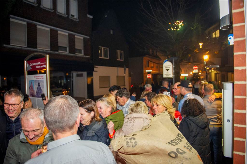 Die große Silvesterparty im Café Zental: Nach dem fröhlichen Feiern bestaunten die Gäste das eindrucksvolle Feuerwerk in der Stadt. Danach wurde noch bis in den frühen Morgenstunden gefeiert.