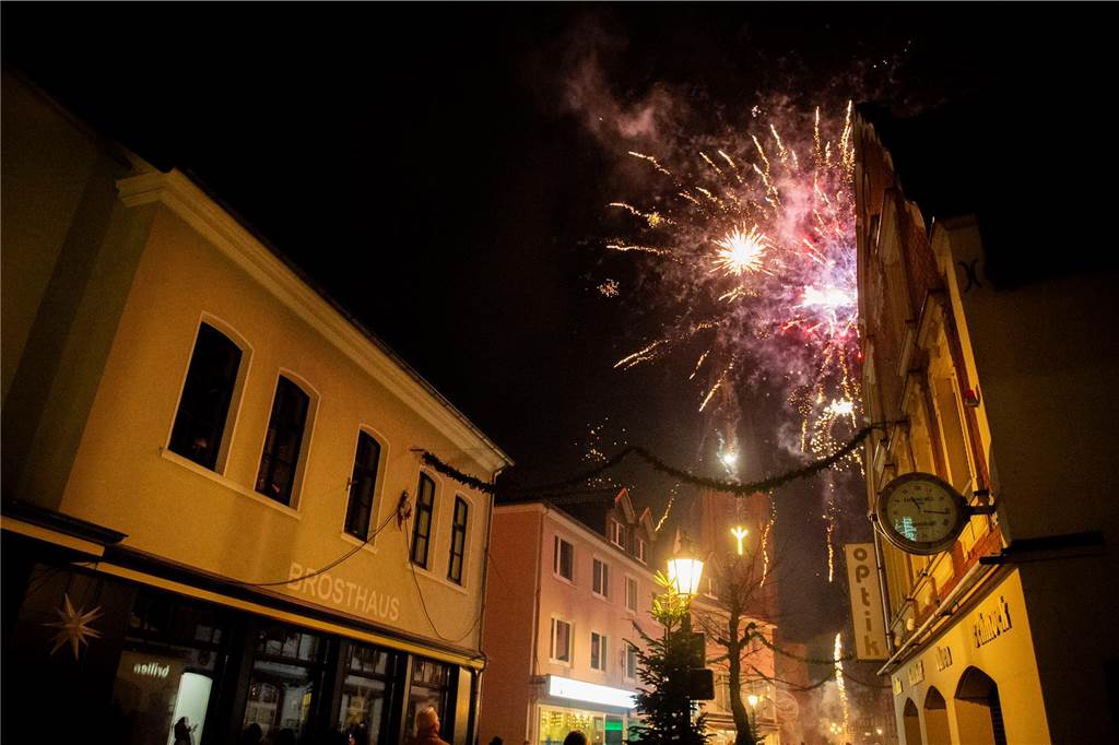 Die große Silvesterparty im Café Zental: Nach dem fröhlichen Feiern bestaunten die Gäste das eindrucksvolle Feuerwerk in der Stadt. Danach wurde noch bis in den frühen Morgenstunden gefeiert.