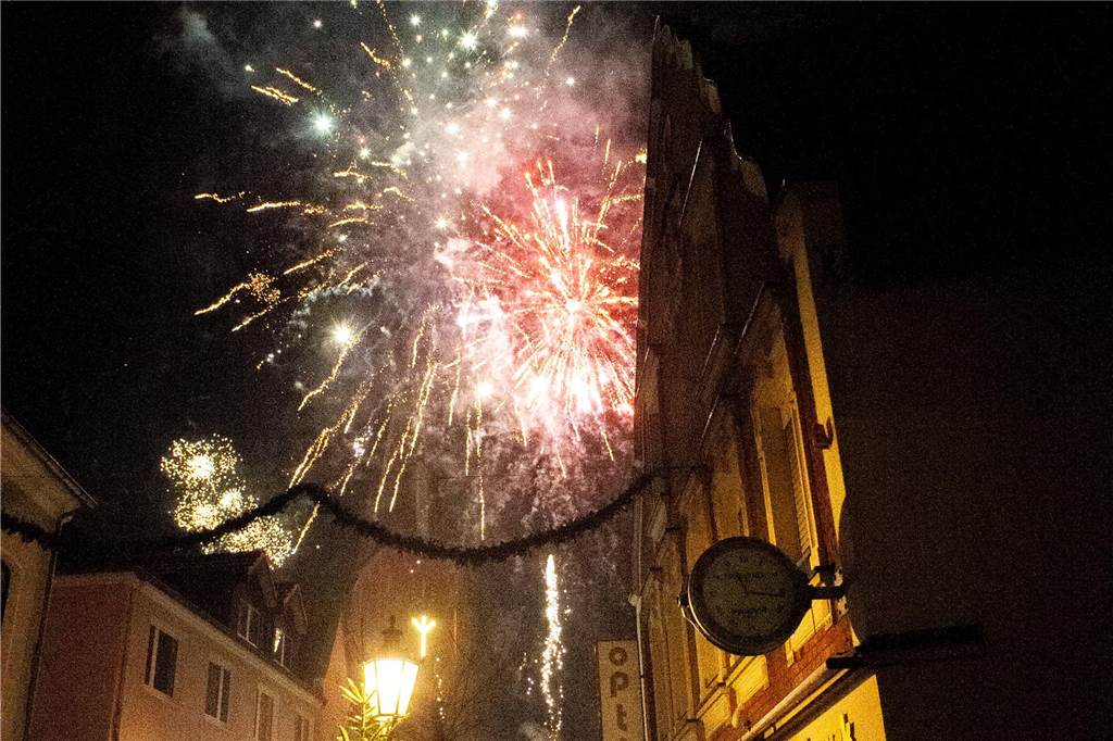 Die große Silvesterparty im Café Zental: Nach dem fröhlichen Feiern bestaunten die Gäste das eindrucksvolle Feuerwerk in der Stadt. Danach wurde noch bis in den frühen Morgenstunden gefeiert.