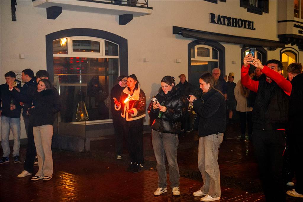Die große Silvesterparty im Café Zental: Nach dem fröhlichen Feiern bestaunten die Gäste das eindrucksvolle Feuerwerk in der Stadt. Danach wurde noch bis in den frühen Morgenstunden gefeiert.