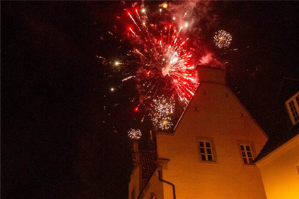Die große Silvesterparty im Café Zental: Nach dem fröhlichen Feiern bestaunten die Gäste das eindrucksvolle Feuerwerk in der Stadt. Danach wurde noch bis in den frühen Morgenstunden gefeiert.
