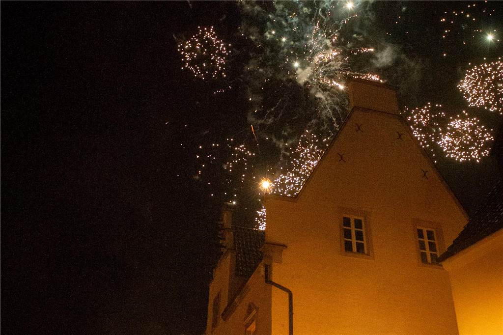 Die große Silvesterparty im Café Zental: Nach dem fröhlichen Feiern bestaunten die Gäste das eindrucksvolle Feuerwerk in der Stadt. Danach wurde noch bis in den frühen Morgenstunden gefeiert.