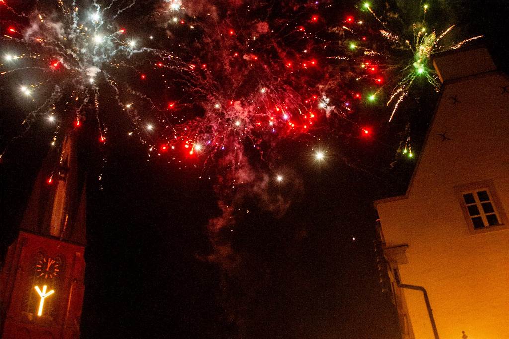 Die große Silvesterparty im Café Zental: Nach dem fröhlichen Feiern bestaunten die Gäste das eindrucksvolle Feuerwerk in der Stadt. Danach wurde noch bis in den frühen Morgenstunden gefeiert.