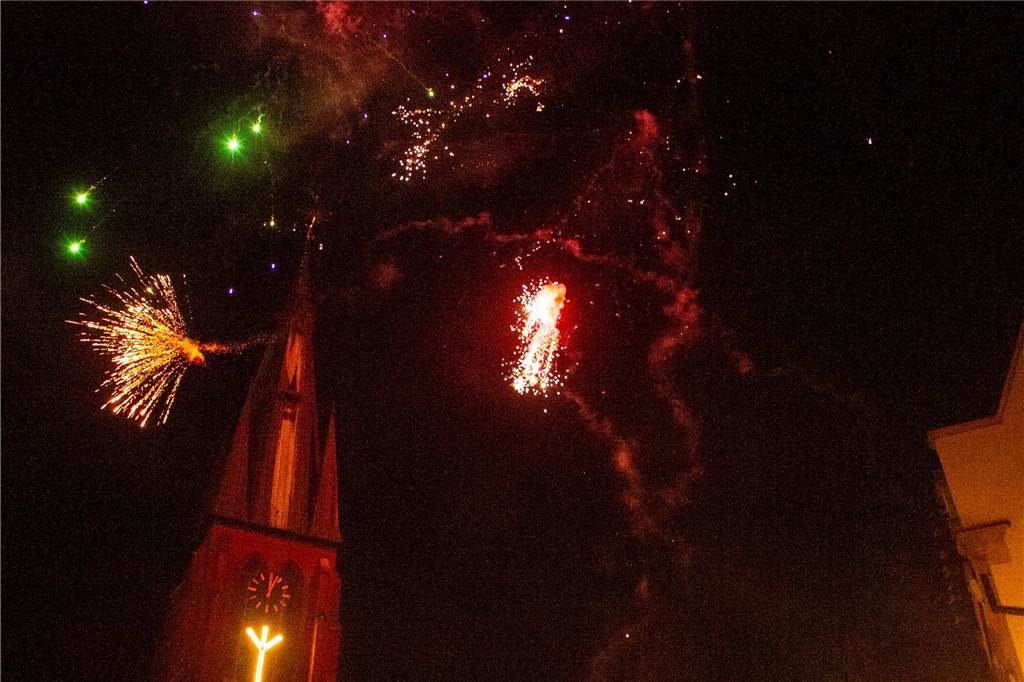Die große Silvesterparty im Café Zental: Nach dem fröhlichen Feiern bestaunten die Gäste das eindrucksvolle Feuerwerk in der Stadt. Danach wurde noch bis in den frühen Morgenstunden gefeiert.