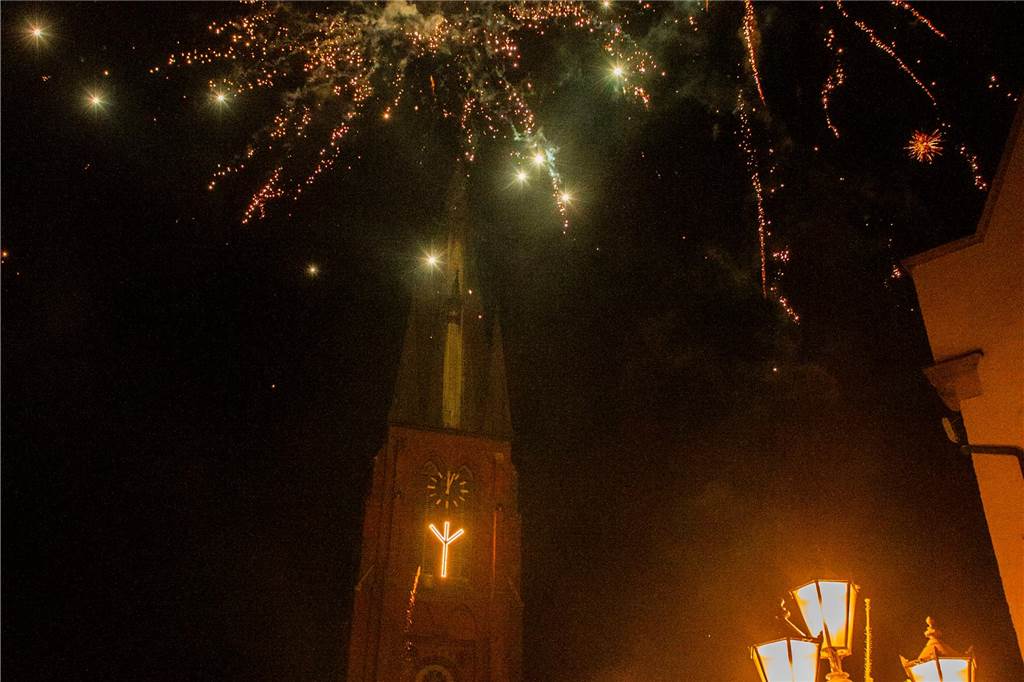 Die große Silvesterparty im Café Zental: Nach dem fröhlichen Feiern bestaunten die Gäste das eindrucksvolle Feuerwerk in der Stadt. Danach wurde noch bis in den frühen Morgenstunden gefeiert.