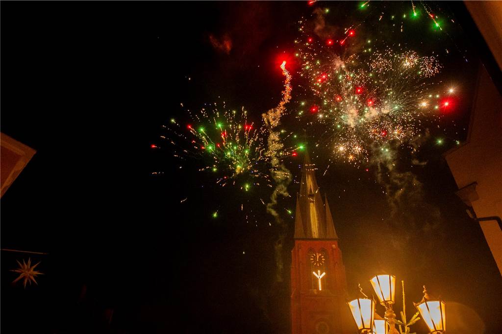 Die große Silvesterparty im Café Zental: Nach dem fröhlichen Feiern bestaunten die Gäste das eindrucksvolle Feuerwerk in der Stadt. Danach wurde noch bis in den frühen Morgenstunden gefeiert.