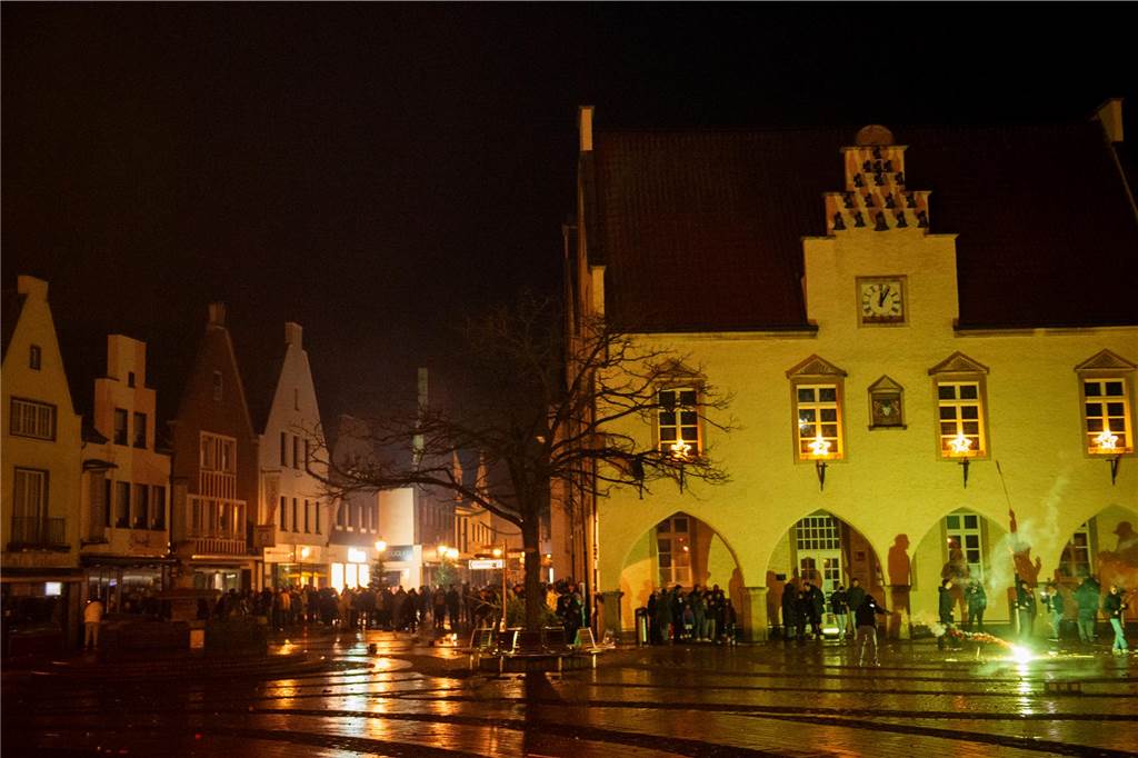 Die große Silvesterparty im Café Zental: Nach dem fröhlichen Feiern bestaunten die Gäste das eindrucksvolle Feuerwerk in der Stadt. Danach wurde noch bis in den frühen Morgenstunden gefeiert.