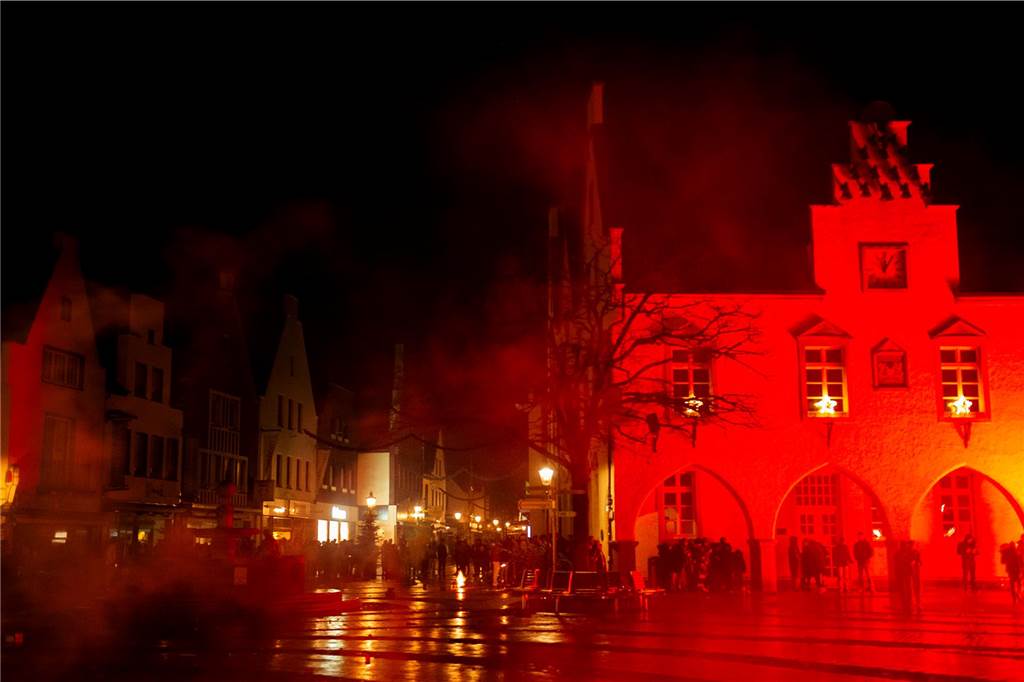 Die große Silvesterparty im Café Zental: Nach dem fröhlichen Feiern bestaunten die Gäste das eindrucksvolle Feuerwerk in der Stadt. Danach wurde noch bis in den frühen Morgenstunden gefeiert.