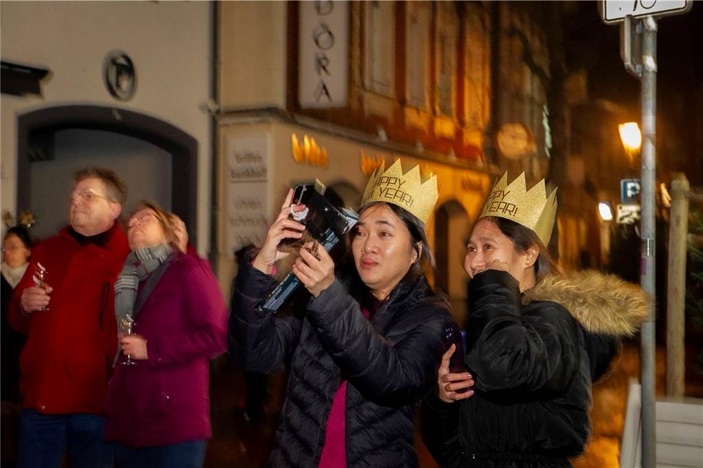 Die große Silvesterparty im Café Zentral: Nach dem fröhlichen Feiern bestaunten die Gäste das eindrucksvolle Feuerwerk in der Stadt. Danach wurde noch bis in den frühen Morgenstunden gefeiert.