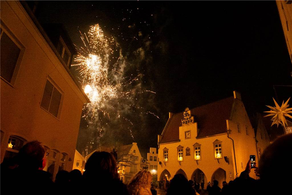 Die große Silvesterparty im Café Zentral: Nach dem fröhlichen Feiern bestaunten die Gäste das eindrucksvolle Feuerwerk in der Stadt. Danach wurde noch bis in den frühen Morgenstunden gefeiert.