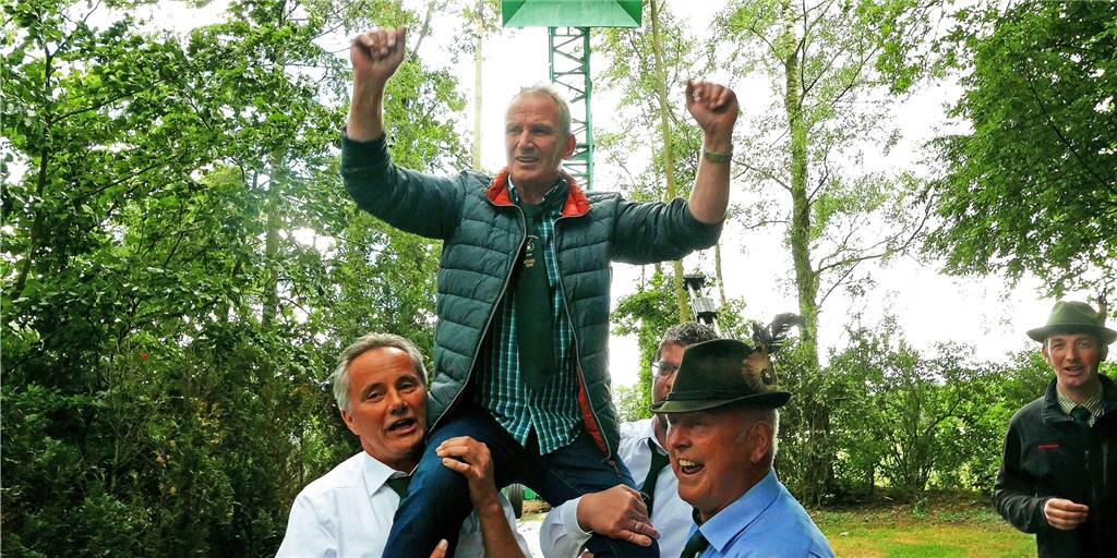 Großemast feiert wieder: Neuer König regierte schon vor 25 Jahren Die Großemaster Schützen feiern ihren neuen König: Bernd Tenhagen hat am Pfingstmontag den Vogel abgeschossen.