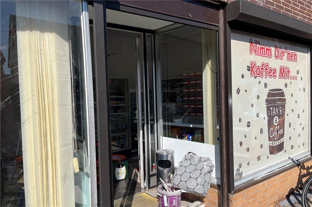 „Kathrin's Kiosk“ an der Römerstraße soll am 1. Oktober eröffnen Die großen Folien an den Fensterscheiben des Kiosks sollen verschwinden.
