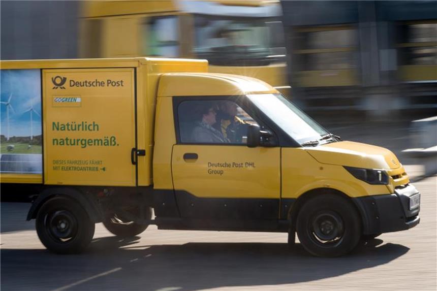 Post-Geschäft zieht dank Paketbooms und Expressdiensten an Die großen gelben Transporter mit der Aufschrift DHL sind nicht zu übersehen auf Deutschlands Straßen. Foto: Klaus-Dietmar Gabbert