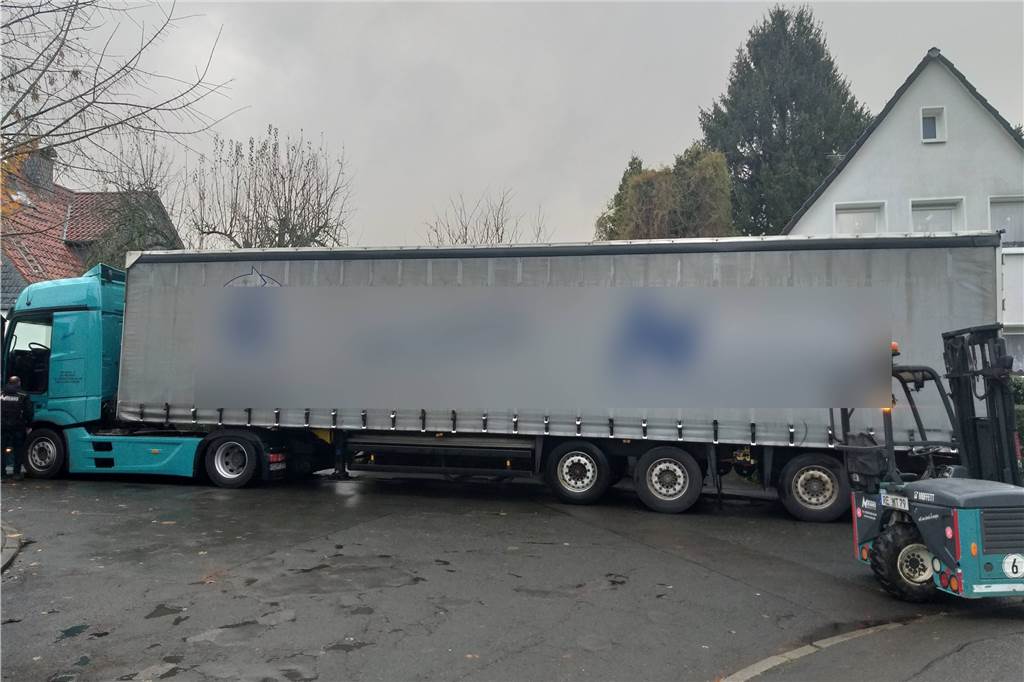Lkw in der Straße Brunshollweg