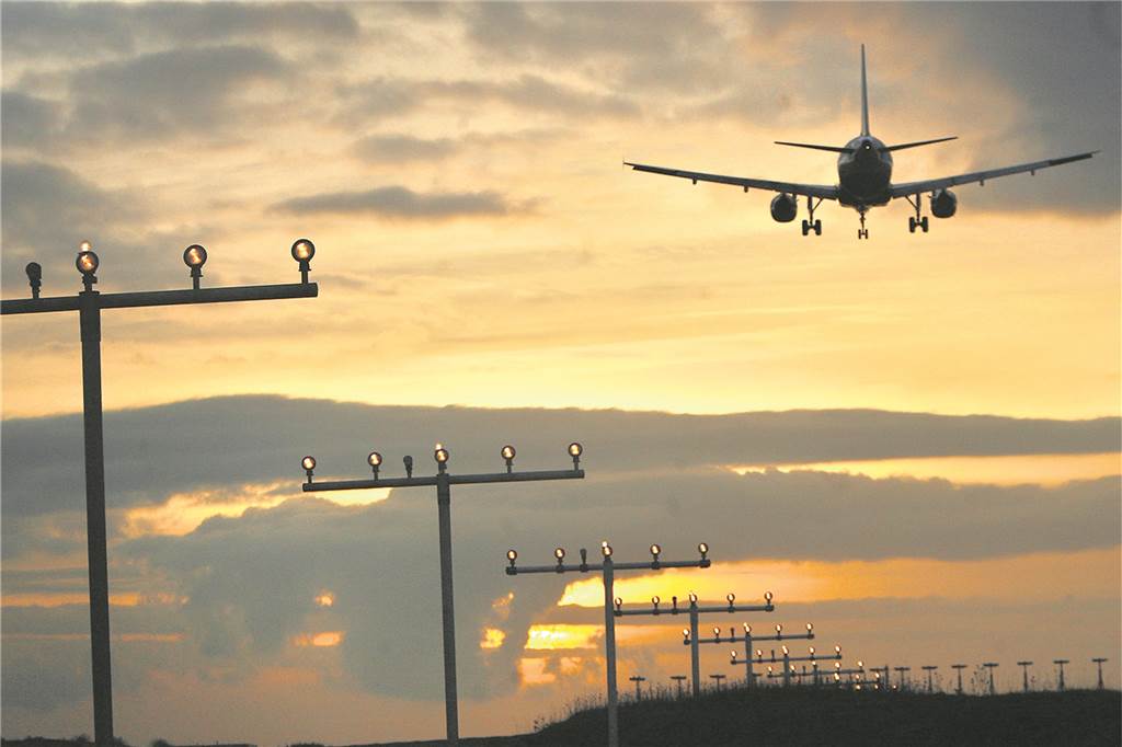 Die (un)erklärlichen Phänomene vom Flughafen Dortmund Die großen Passagierflieger von Wizz und Co. erreichen Reisegeschwindigkeiten von 830 Stundenkilometern. Auch wenn sie bei der Landung deutlich langsamer einschweben, dürften Piloten darauf bedacht sein, im Sinkflug zur Landebahn nicht auch noch unnötige Kurswechsel vorzunehmen.