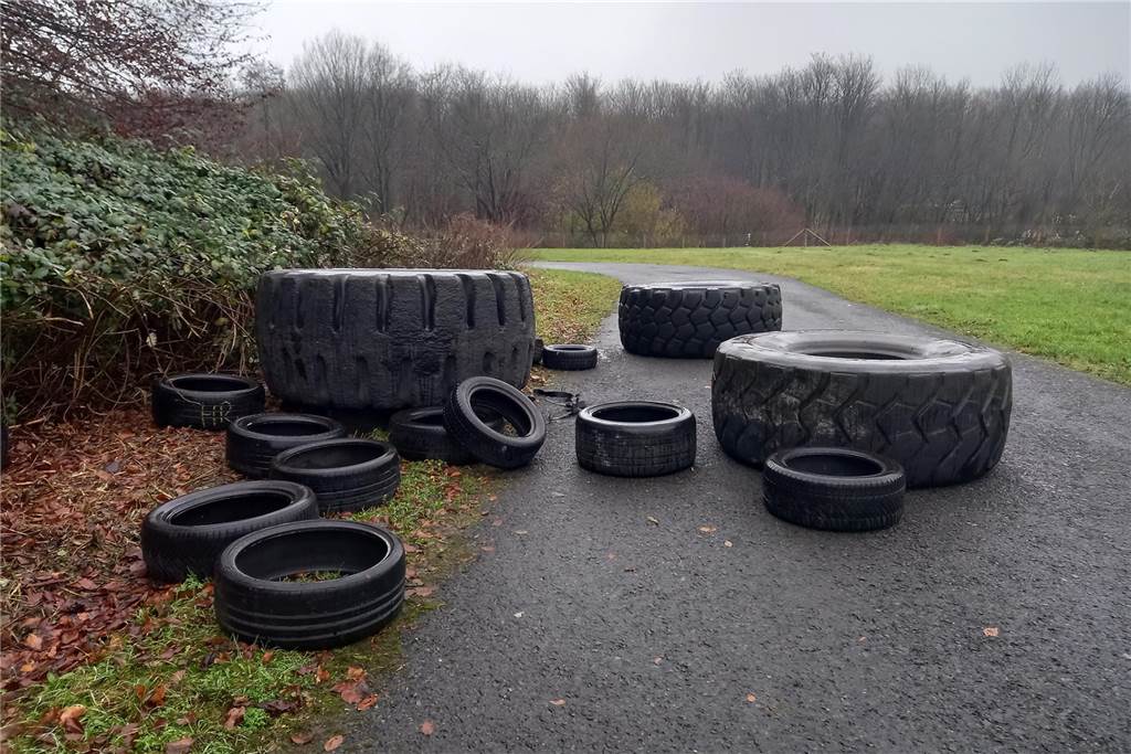 Große und kleine Reifen auf Emscherweg und Waldrand in Dortmund-Mengede. 