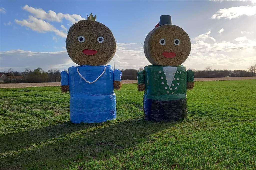 Rekordregentschaft auf Cappenberg endet nach fünf Jahren Die großen Strohpuppen am Cappenberger Damm tragen die Namen des ersten Schützenkönigspaars Paul und Maria.
