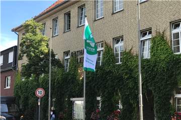 Die grün-weiße Fahne wehte als sichtbares Zeichen für ein wichtiges Anliegen am Olfener Rathaus.