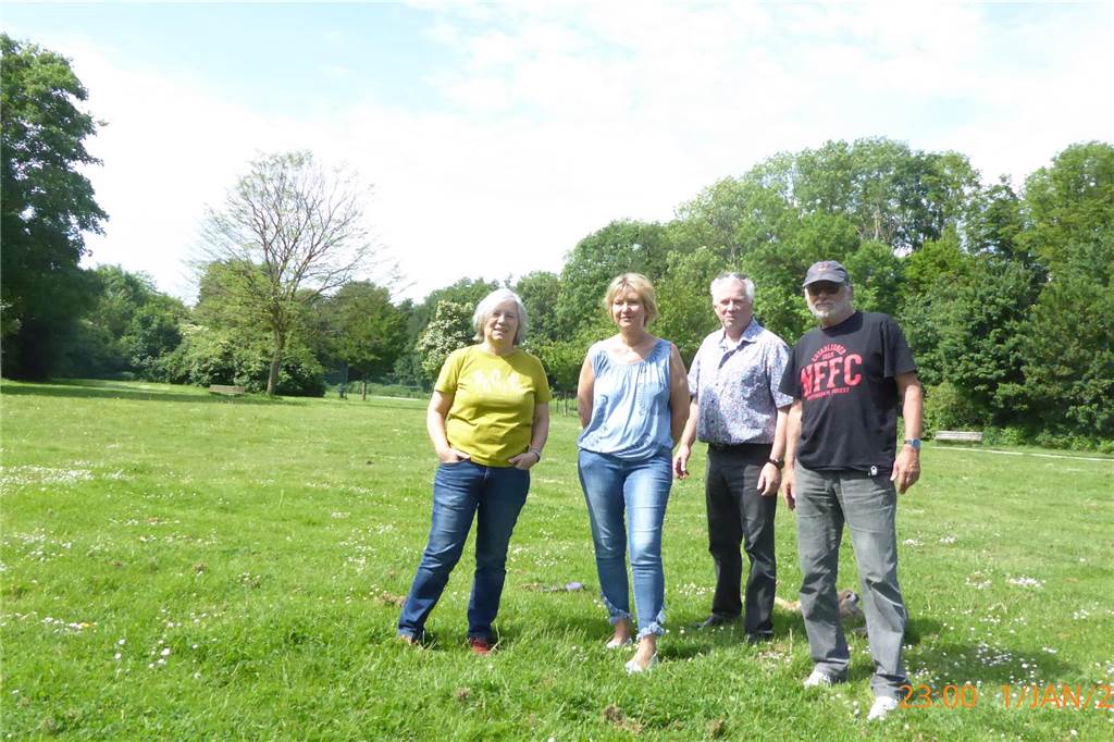 Super-Sport- und -Spielplatz hinterm Hallenbad wird teurer als geplant Die Gründer der Bürgerinitiative auf der Wiese hinterm Hallenbad. Sie setzen sich dafür ein, dass die Fläche nicht versiegelt wird (v.l.): Anne Lehwald, Anke Groenewoud, Peter Stengel und Ewald Hoffmann.