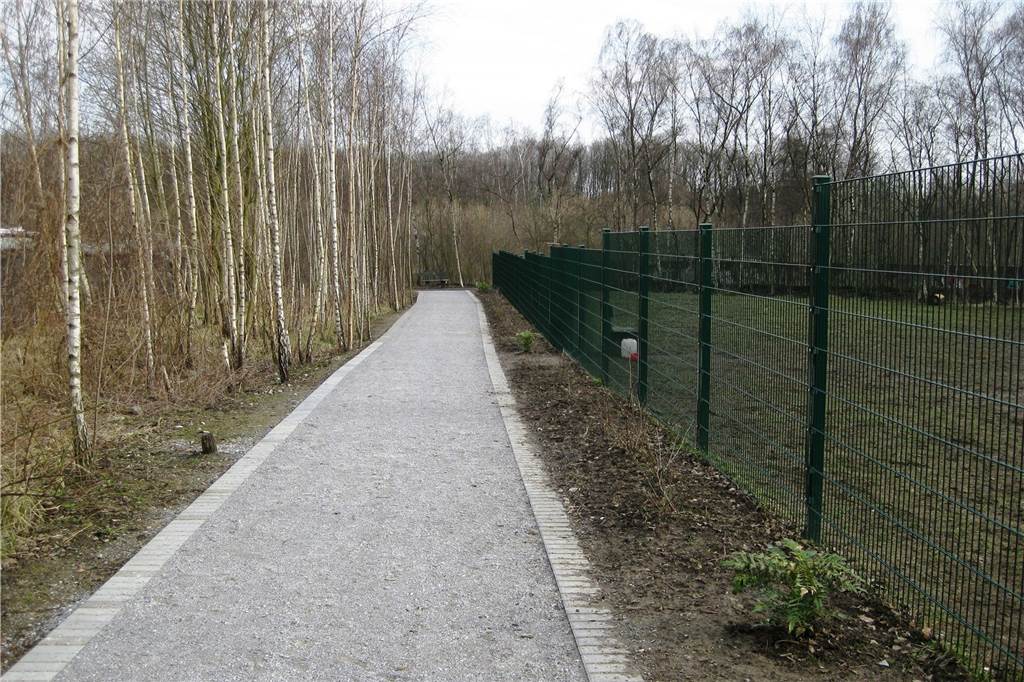 Die Grüne Oase rund um die Agora in Ickern: Spazierwege, um die sich auch ein Verein kümmert, und eine eingezäunte Hundewiese sorgen für einen hohen Naherholungswert. Aber Hunde-Exkremente fallen den Ickernern immer wieder auch hier auf - trotz der Hundebeutel-Halter, die es an manchen Stellen gibt.
