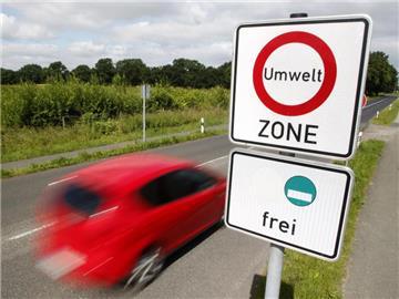 Die grüne Plakette weist die Umweltzone in Dinslaken aus. Foto: Roland Weihrauch/Illustration