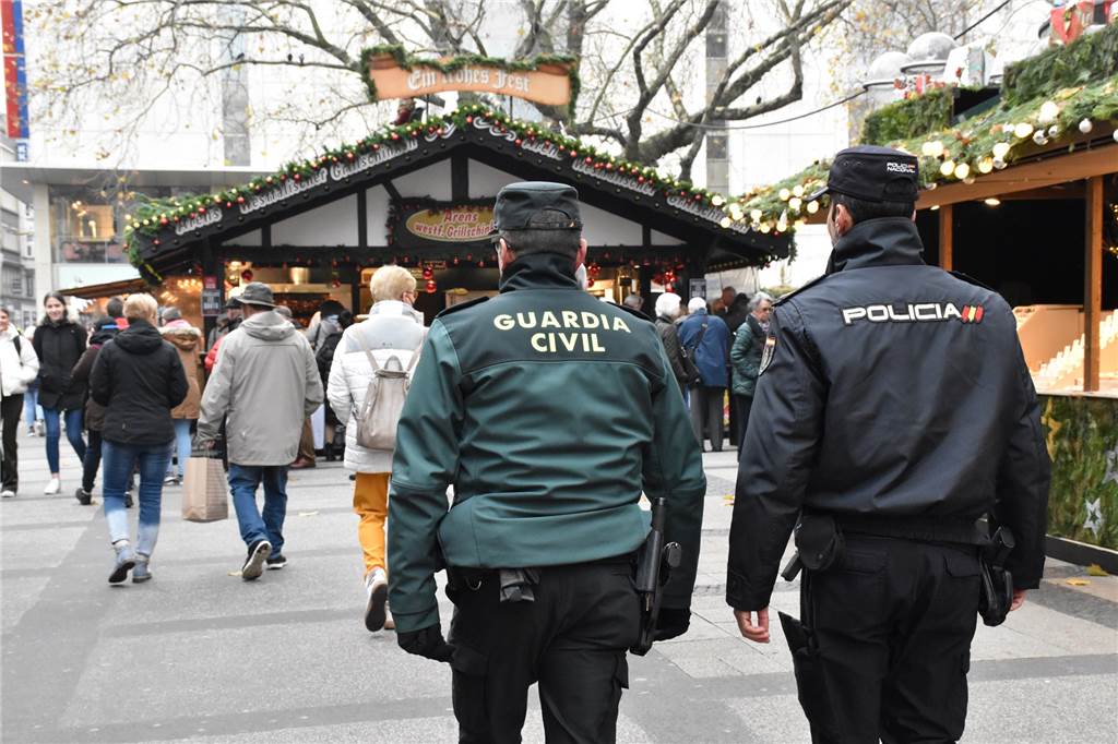 Spanische Polizisten Juan Luis und José Ramón auf dem Weihnachtsmarkt Zwei spanische Polizisten auf dem Dortmunder Weihnachtsmarkt.