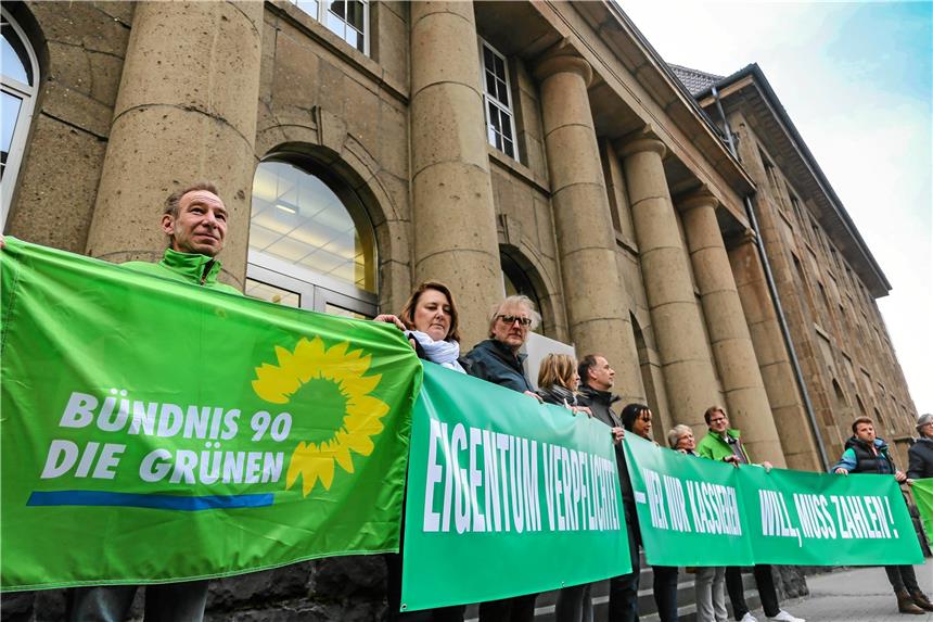Stadt gibt Schlüssel nur mit Auflagen zurück Die Grünen aus Ratsfraktion und Kreisverband forderten gestern die Hannibal-Eigentümer mit einer Protestaktion vor dem Verwaltungsbüro von Intown am Königswall auf, den Mietern Hotelzimmer anzubieten.